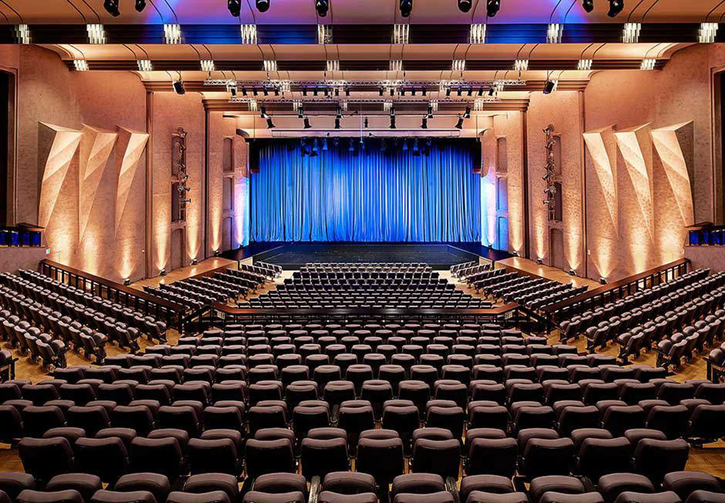 65215ba0d03071cd5c28a666_Theatersaal-slider