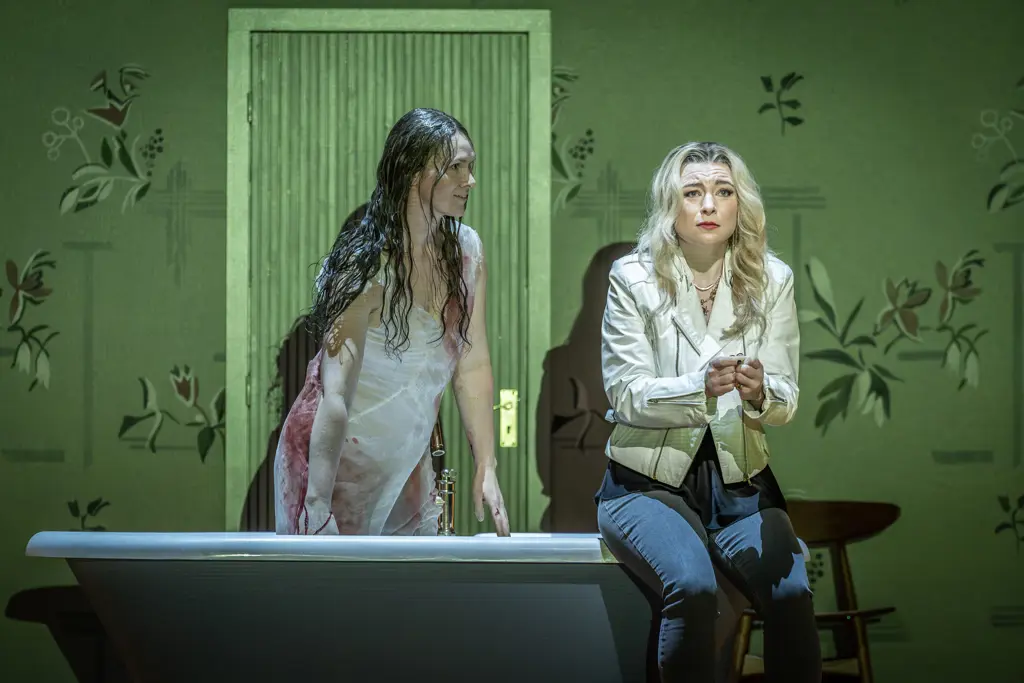 Marta Fontanals-Simmons (Linda), Natalya Romaniw (Helena) in Festen ©2025 Marc Brenner